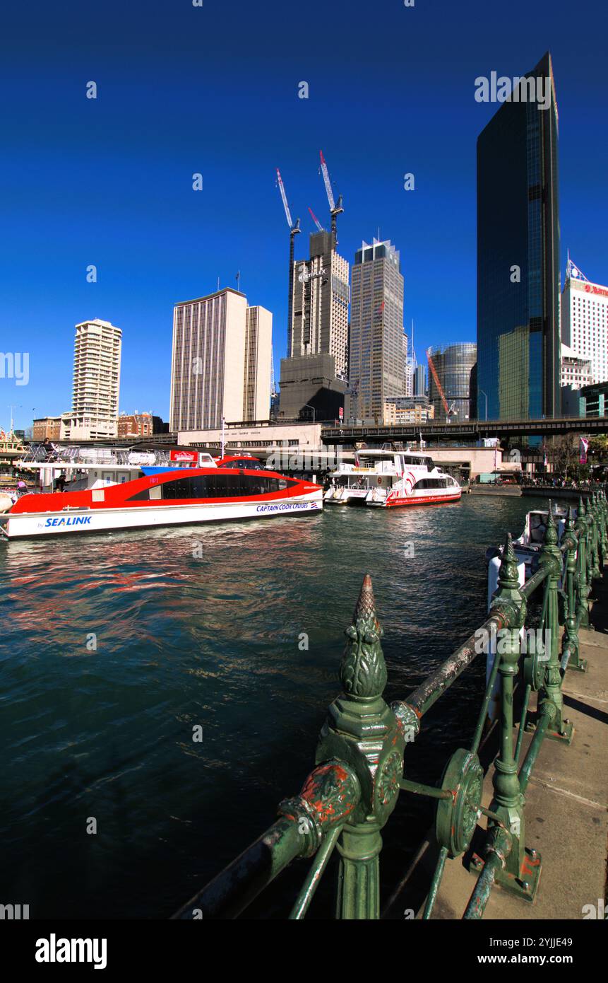 Hochhäuser (einige mit noch gebauten Kränen) mit Blick auf den Fährhafen des Circular Quay, Sydney Harbour. Stockfoto