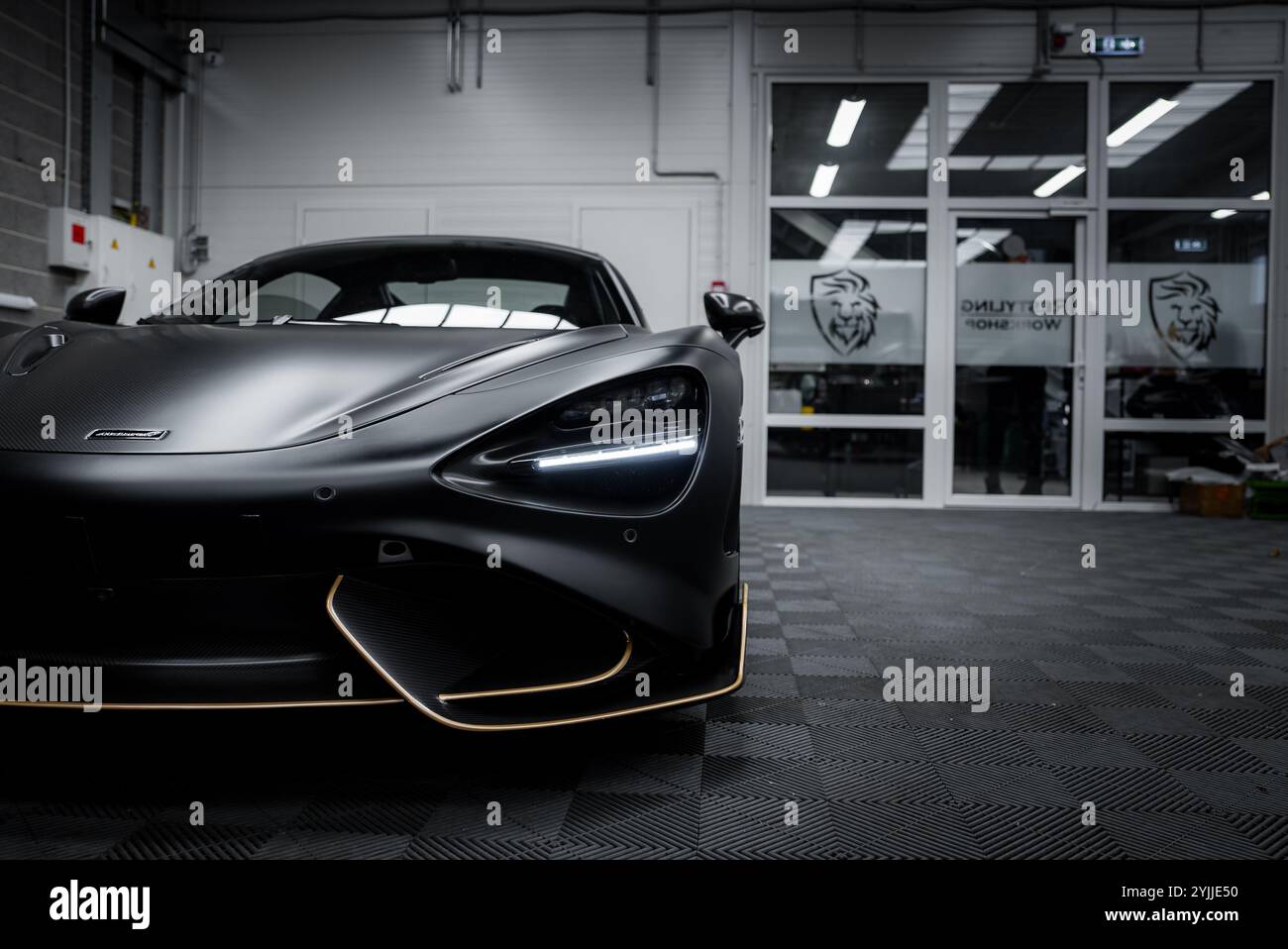 Nahaufnahme des McLaren 720S in der Werkstatt für Luxusautos Stockfoto