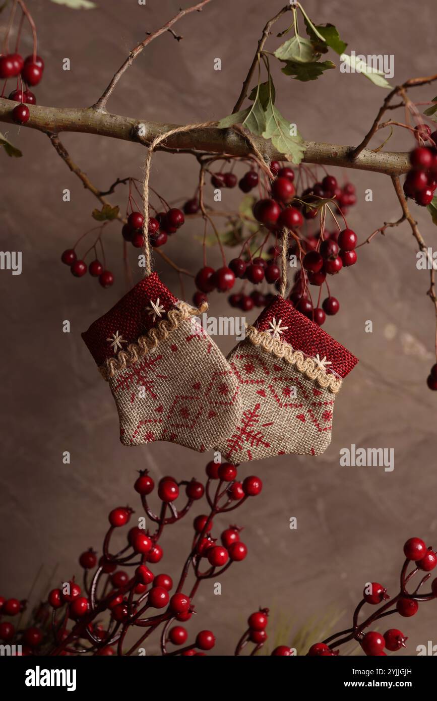 Handgefertigte, gestrickte Weihnachtsdekorationen, gemütlich und festlich, perfekt, um der saisonalen Einrichtung Wärme zu verleihen. Stockfoto