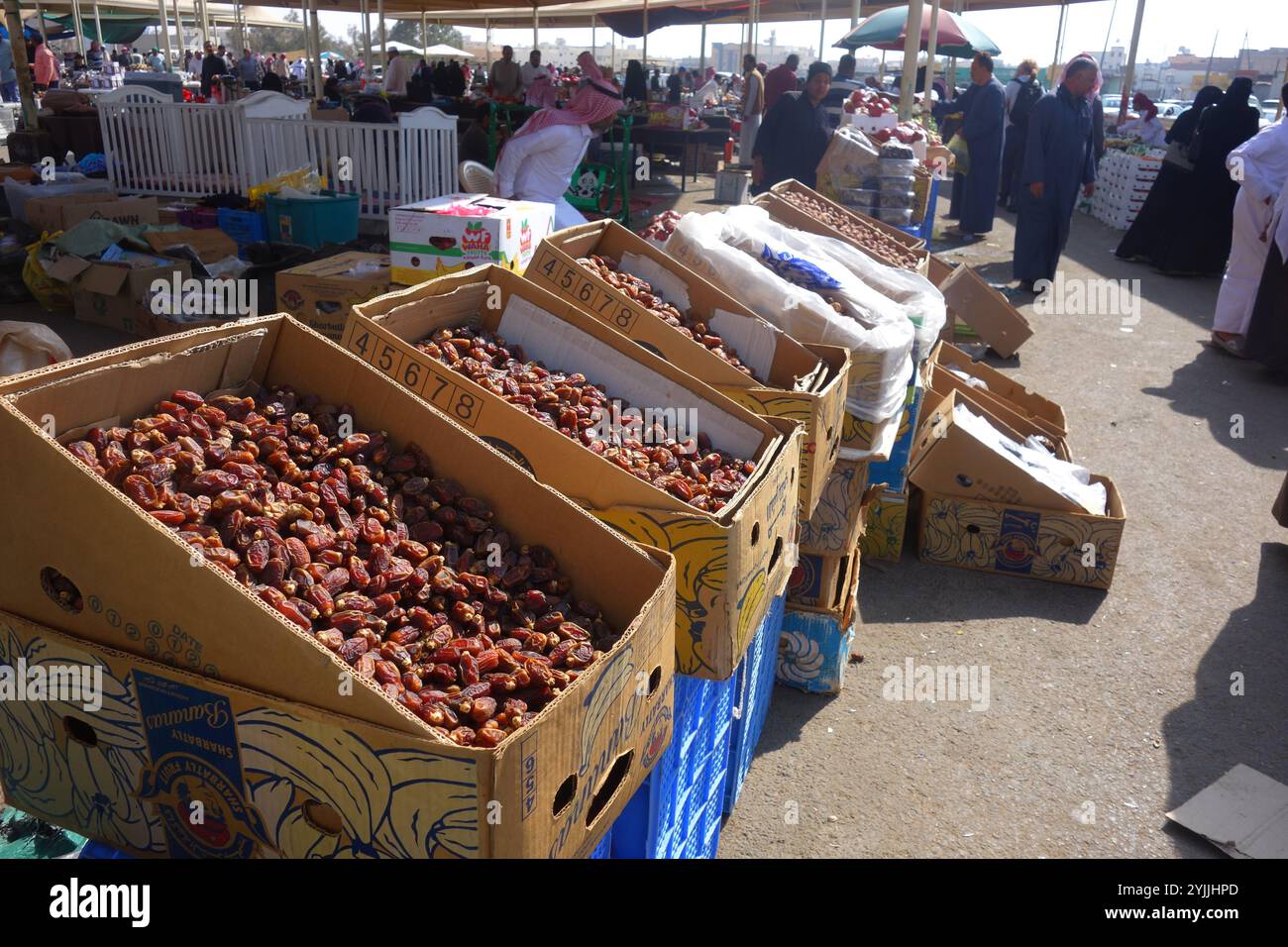 Getrocknete Datteln zum Verkauf auf einem geschäftigen Freiluftmarkt in Tabuk, Saudi-Arabien. Kein MR oder PR Stockfoto