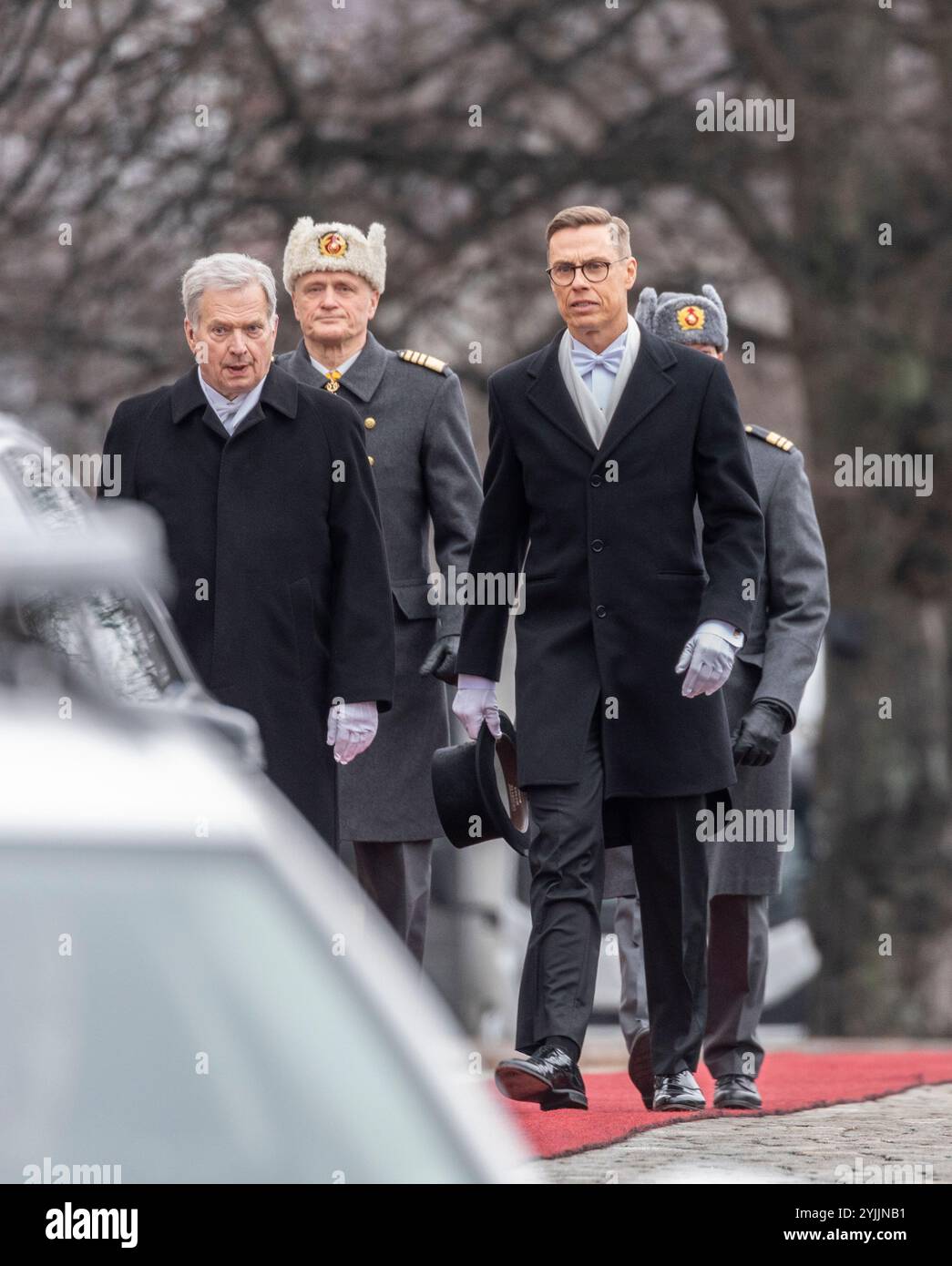 Der 13. Präsident Finnlands, Alexander Stubb, inspizierte die Honour Company in Begleitung des ehemaligen Präsidenten Sauli Niinistö und des Verteidigungsschefs. Stockfoto