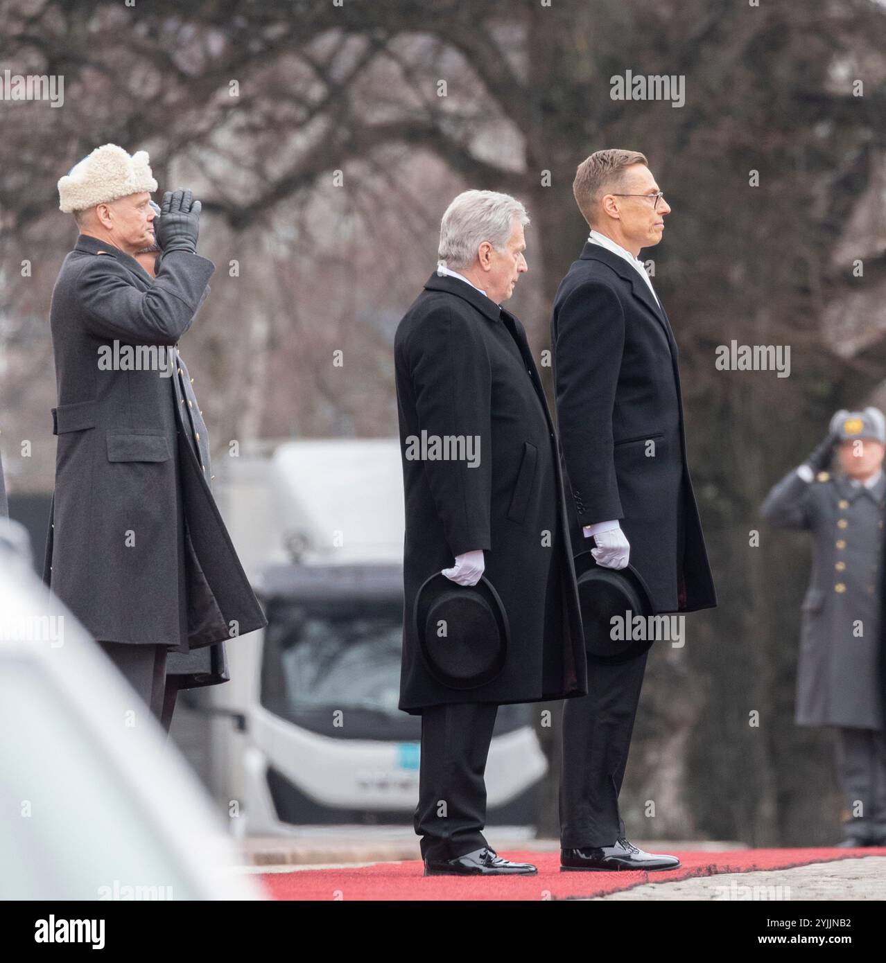 Der 13. Präsident Finnlands, Alexander Stubb, inspiziert die Honour Company in Begleitung des ehemaligen Präsidenten Sauli Niinistö und des Verteidigungsschefs. Stockfoto