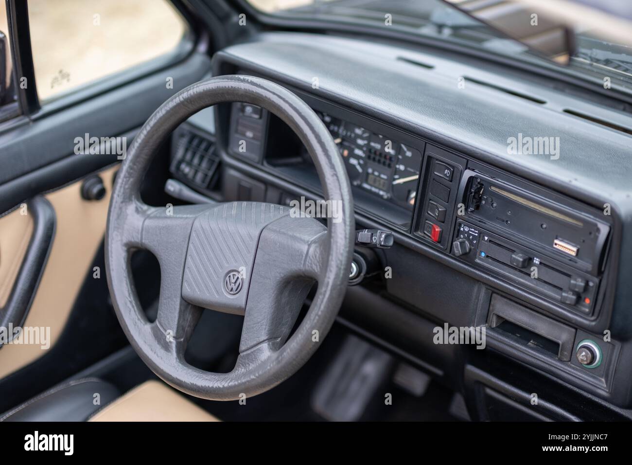Klassischer Volkswagen-Innenraum mit Lenkrad und Armaturenbrett, die Oldtimer reflektieren Stockfoto