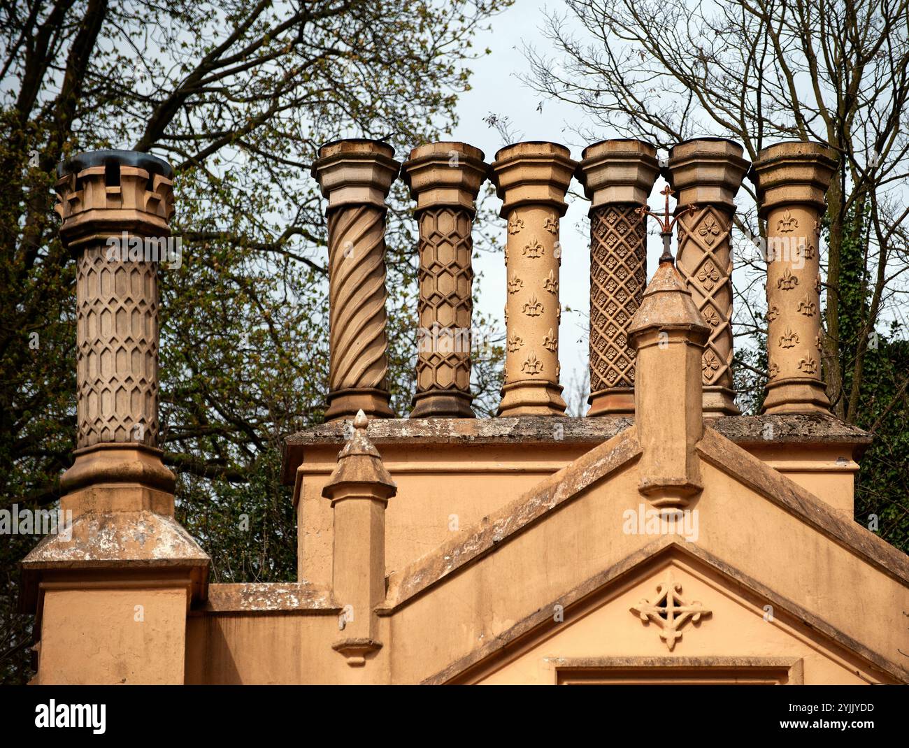 hadleigh suffolk england mit dekorativen Vintage-Schornsteinen Stockfoto