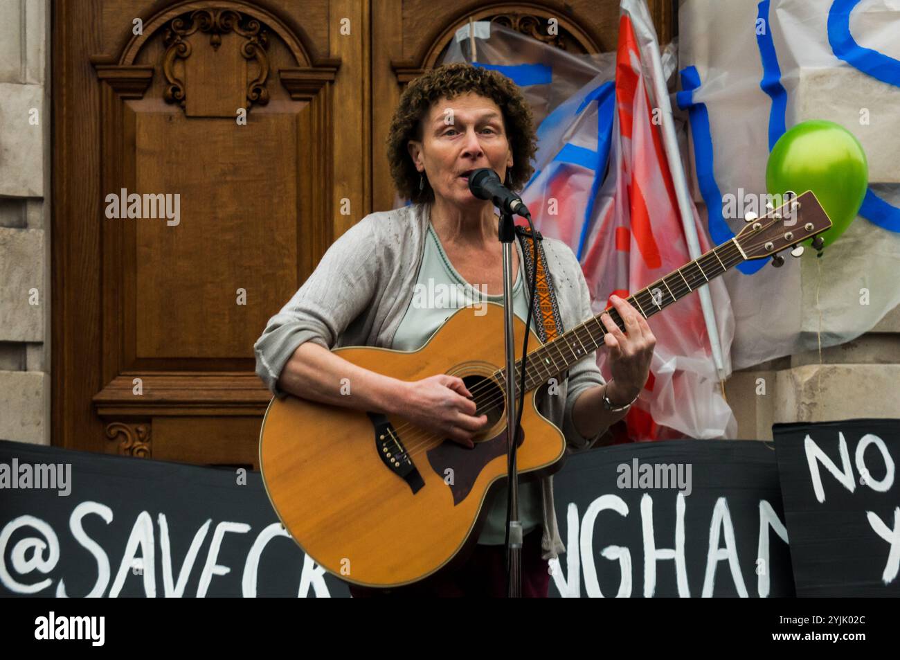 London, Großbritannien. Dezember 2017. Ein kraftvolles Lied erinnert uns daran, dass es sich bei Wohnungsbau um Häuser handelt, die bei der Kundgebung der Bewohner von Cressingham Gardens im Lambeth Town Hall nicht profitieren, wo sie eine Petition eingereicht hatten, in der sie den Rat von Lambeth aufforderten, eine Abstimmung über ihre Pläne zur Zerstörung des Anwesens abzuhalten. Seit der letzten Labour-Konferenz ist die Parteipolitik, dass keine Abrisse von stadträumen ohne Zustimmung erfolgen sollten, aber der Rat von Lambeth scheint entschlossen zu sein, dies zu ignorieren und seine Pläne für eine sogenannte "Regeneration" fortzusetzen, bei der alle 300 Häuser abgerissen werden, ohne dass Pläne für eine solche Bereitstellung bestehen Stockfoto