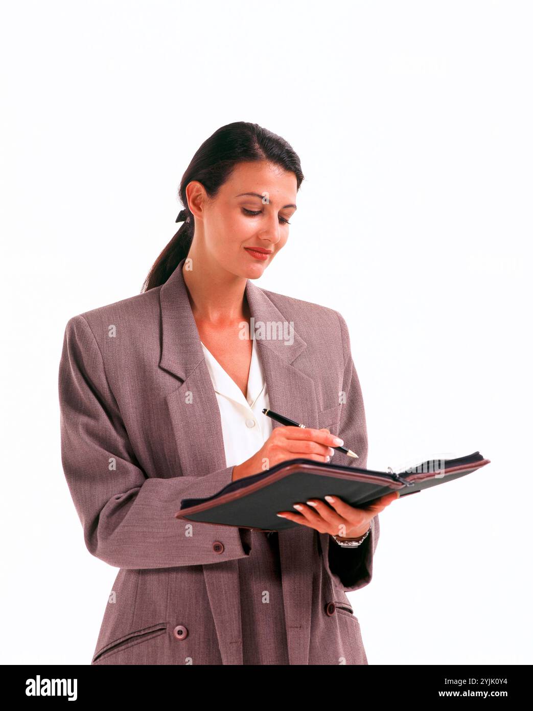 Unternehmen. Junge Frau im Haus, die in der Organisatorin schreibt. Stockfoto