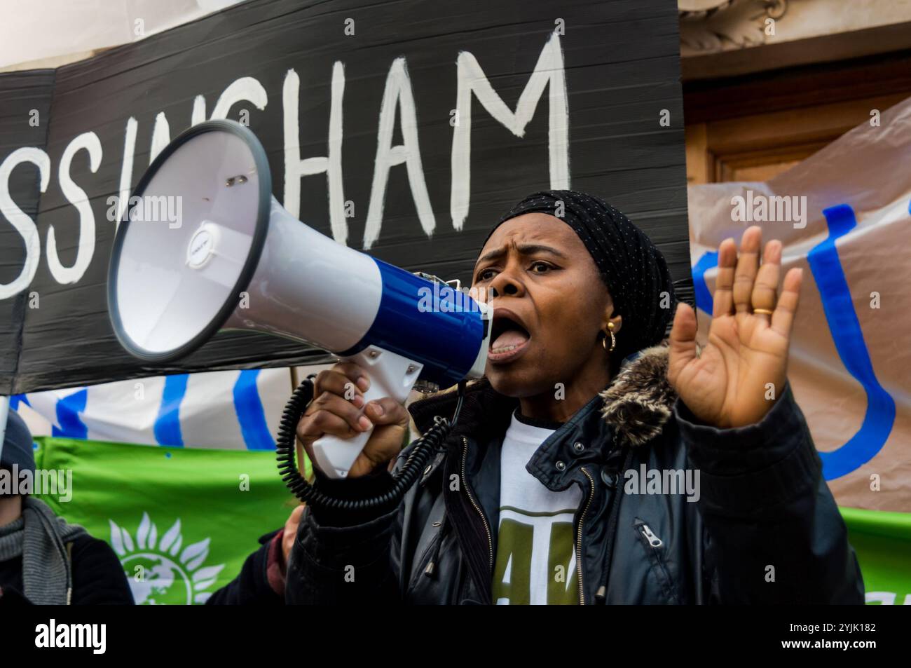 London, Großbritannien. Dezember 2017. Ein kraftvolles Lied erinnert uns daran, dass es sich bei Wohnungsbau um Häuser handelt, die bei der Kundgebung der Bewohner von Cressingham Gardens im Lambeth Town Hall nicht profitieren, wo sie eine Petition eingereicht hatten, in der sie den Rat von Lambeth aufforderten, eine Abstimmung über ihre Pläne zur Zerstörung des Anwesens abzuhalten. Seit der letzten Labour-Konferenz ist die Parteipolitik, dass keine Abrisse von stadträumen ohne Zustimmung erfolgen sollten, aber der Rat von Lambeth scheint entschlossen zu sein, dies zu ignorieren und seine Pläne für eine sogenannte "Regeneration" fortzusetzen, bei der alle 300 Häuser abgerissen werden, ohne dass Pläne für eine solche Bereitstellung bestehen Stockfoto