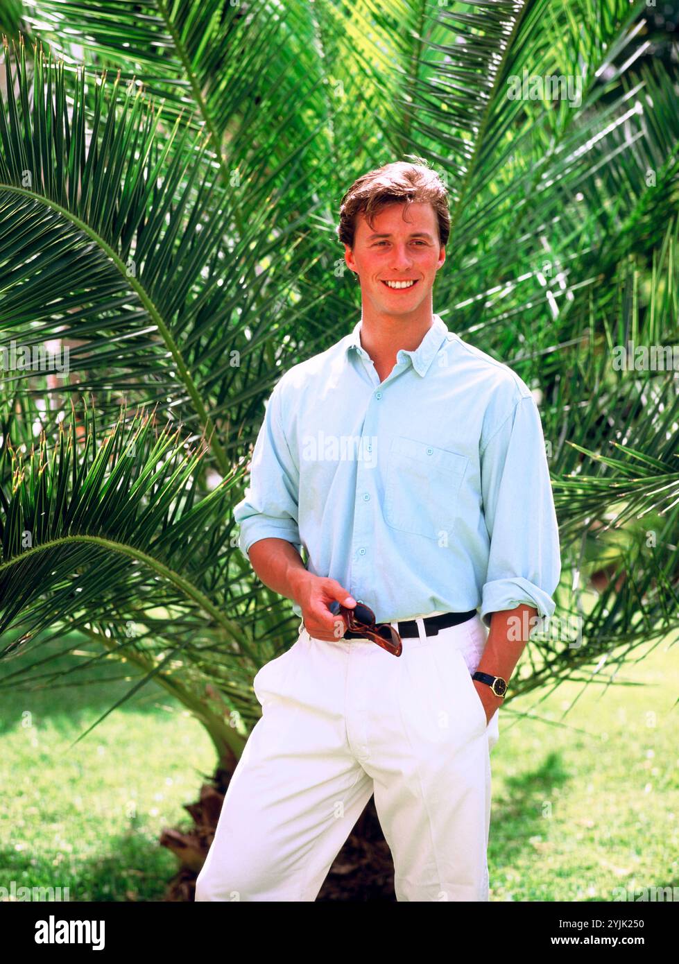 Spanien. Junger Mann, der draußen im Garten steht. Stockfoto
