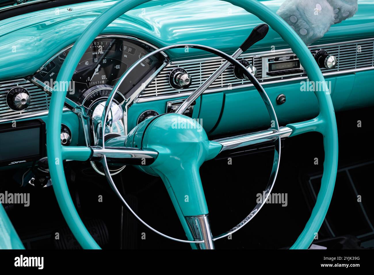 Nahaufnahme des Lenkrads und des Armaturenbretts eines Oldtimers. Detail des Innenraums eines Oldtimer-Luxusautos. Retro-Auto. Innenraum einer Klasse Stockfoto