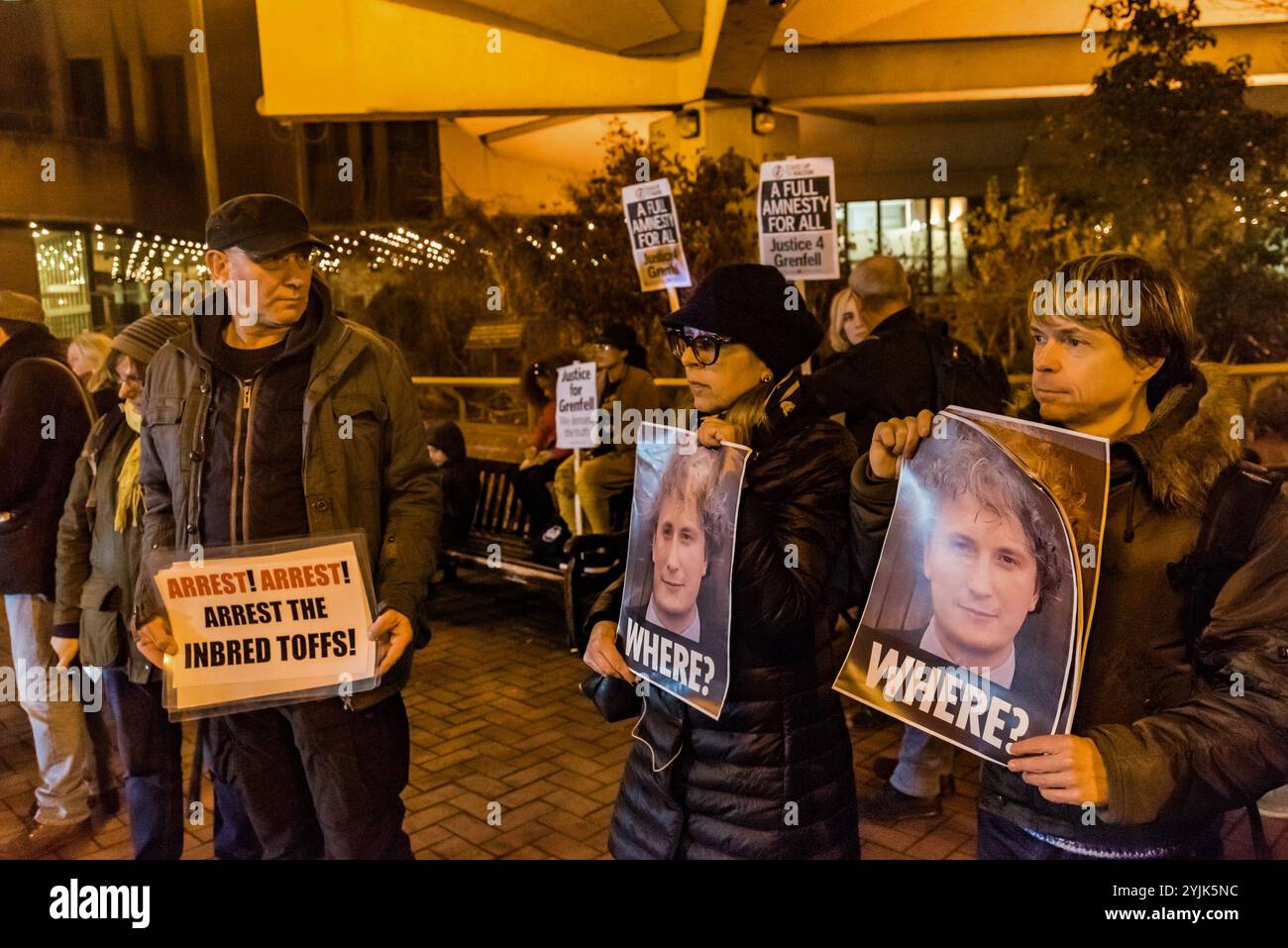 London, Großbritannien. Dezember 2017. Klassenkrieg bringt Plakate zu den Protesten vor dem Treffen des Kensington & Chelsea council in der Kensington Town Hall und fragt Shere ist das in Ungnade gefallene ratsmitglied Rock Feilding-Mellen. Der Protest forderte Antworten und Maßnahmen vom rat, fast sechs Monate nach dem katastrophalen Brand auf dem Grenfell Tower. Der Protest verurteilte das Versäumnis des rates, angemessen auf die Bedürfnisse der von dem Brand betroffenen Personen einzugehen, und insbesondere, dass so wenige wieder untergebracht wurden und einige ganze Familien noch in einem kleinen Hotelzimmer untergebracht waren. Die Demonstranten verlangen, dass alle Überlebenden und jene Stockfoto