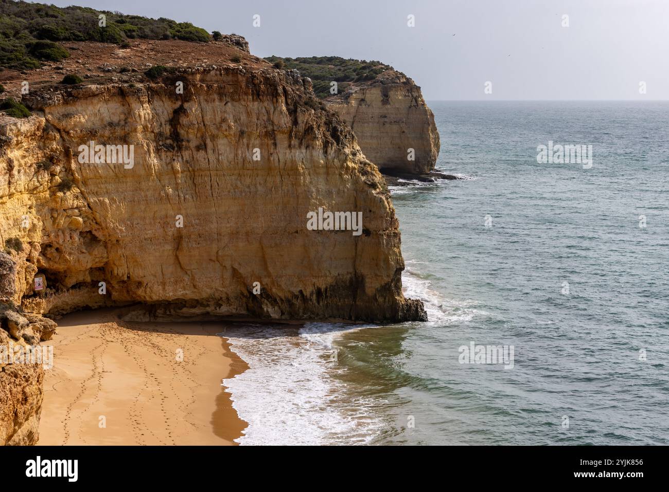 Der abgeschiedene Strand von Praia do Torrado in der Nähe von Ferragudo an der portugiesischen Küste Stockfoto