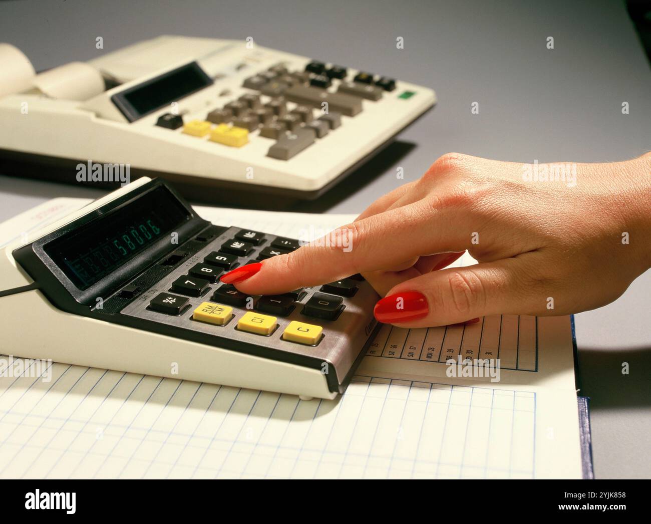 Unternehmen. Nahaufnahme der Hand der Frau mit Taschenrechner. Stockfoto