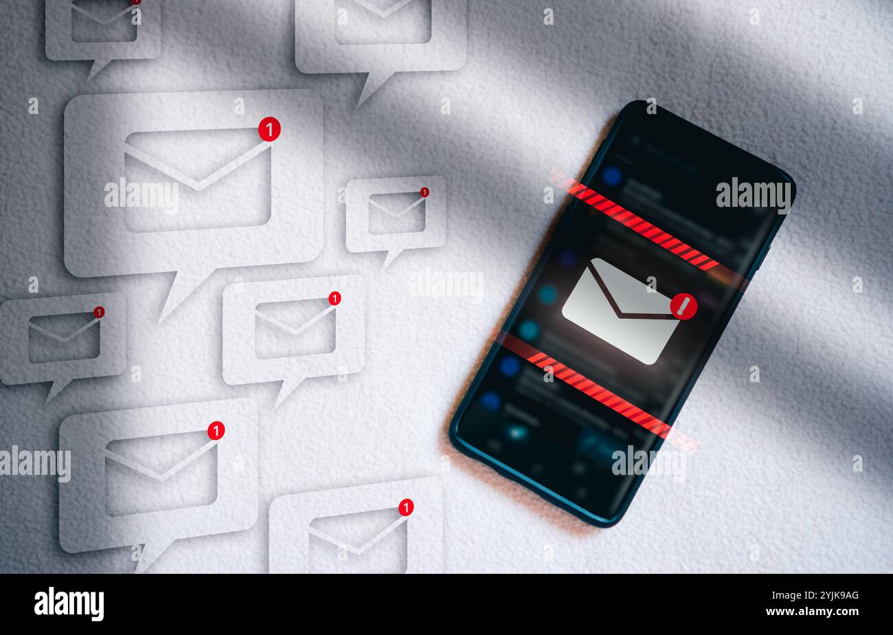 Benachrichtigen Sie E-Mail und Spam-Virus mit Warnung für Benachrichtigung. Briefschutz. Junk- und Papierkorb sowie kompromittierte Informationen auf dem Smartphone. Stockfoto