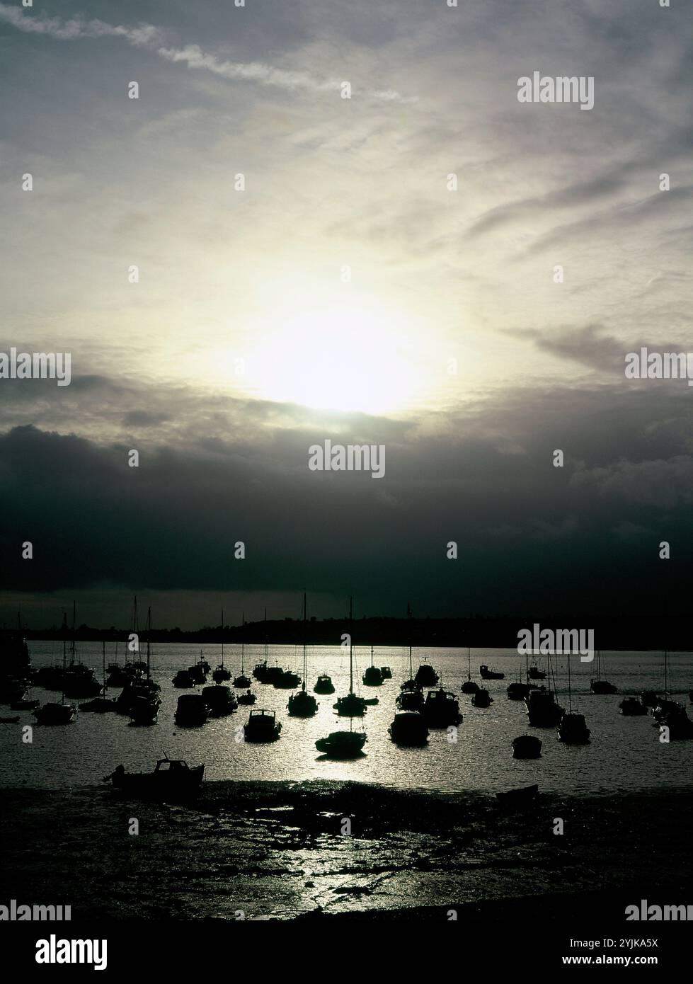 Trikot. Kanalinseln. Hafen von Gorey. Stürmischer Sonnenuntergang. Stockfoto
