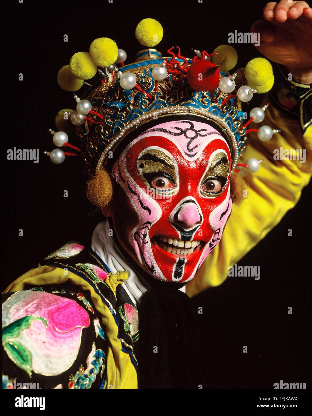 China. Hongkong. Darsteller in chinesischer Opernmaske. Affenkönig-Charakter. Stockfoto