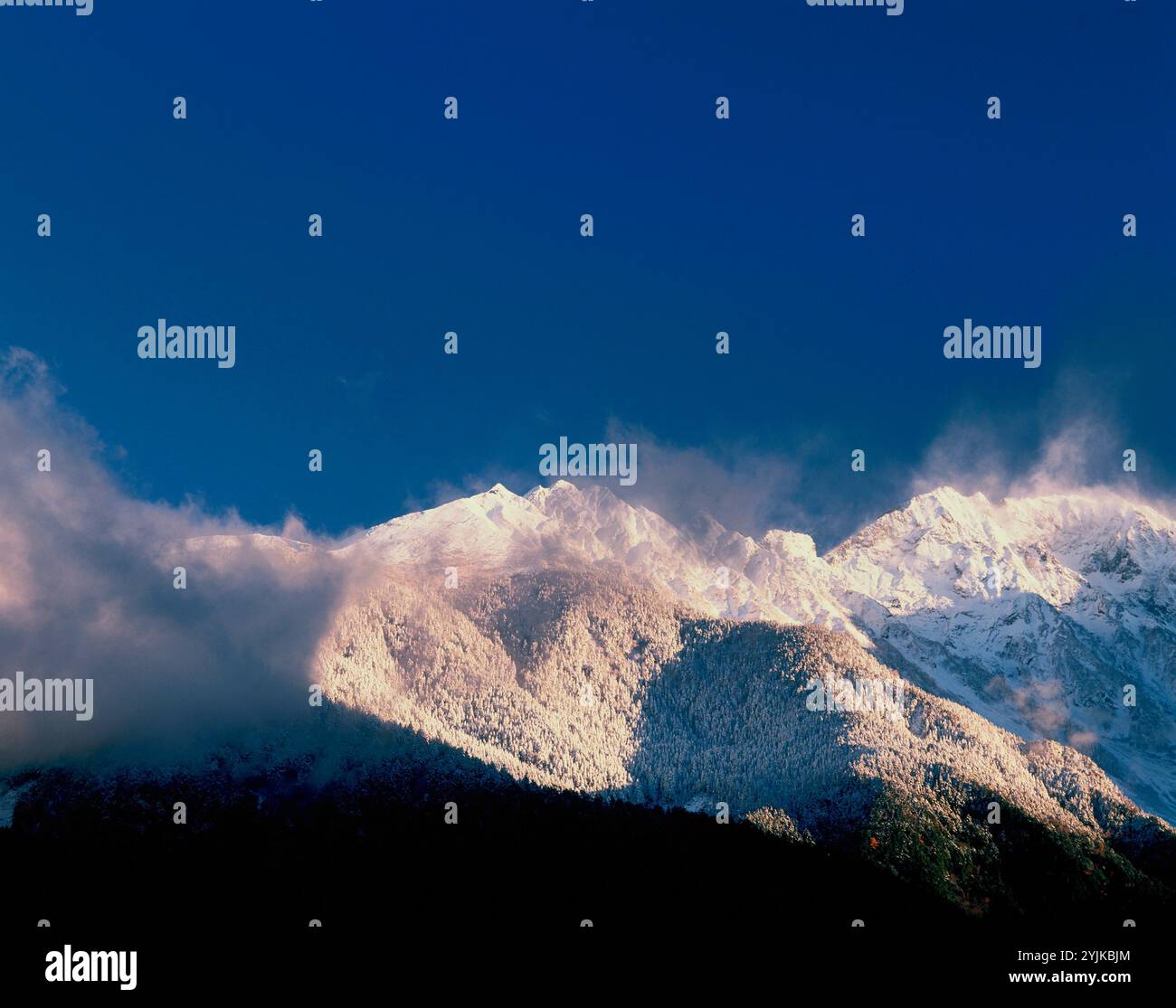 Japan. Nagano. Die Schneegipfel der Hida Mountains. Kamikōchi-Tal. Stockfoto