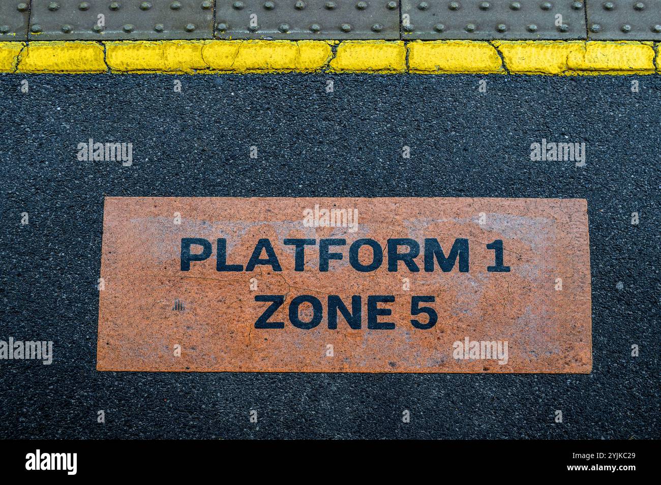 Beschilderung auf Bahnsteig 1, Zone 5. Stockfoto