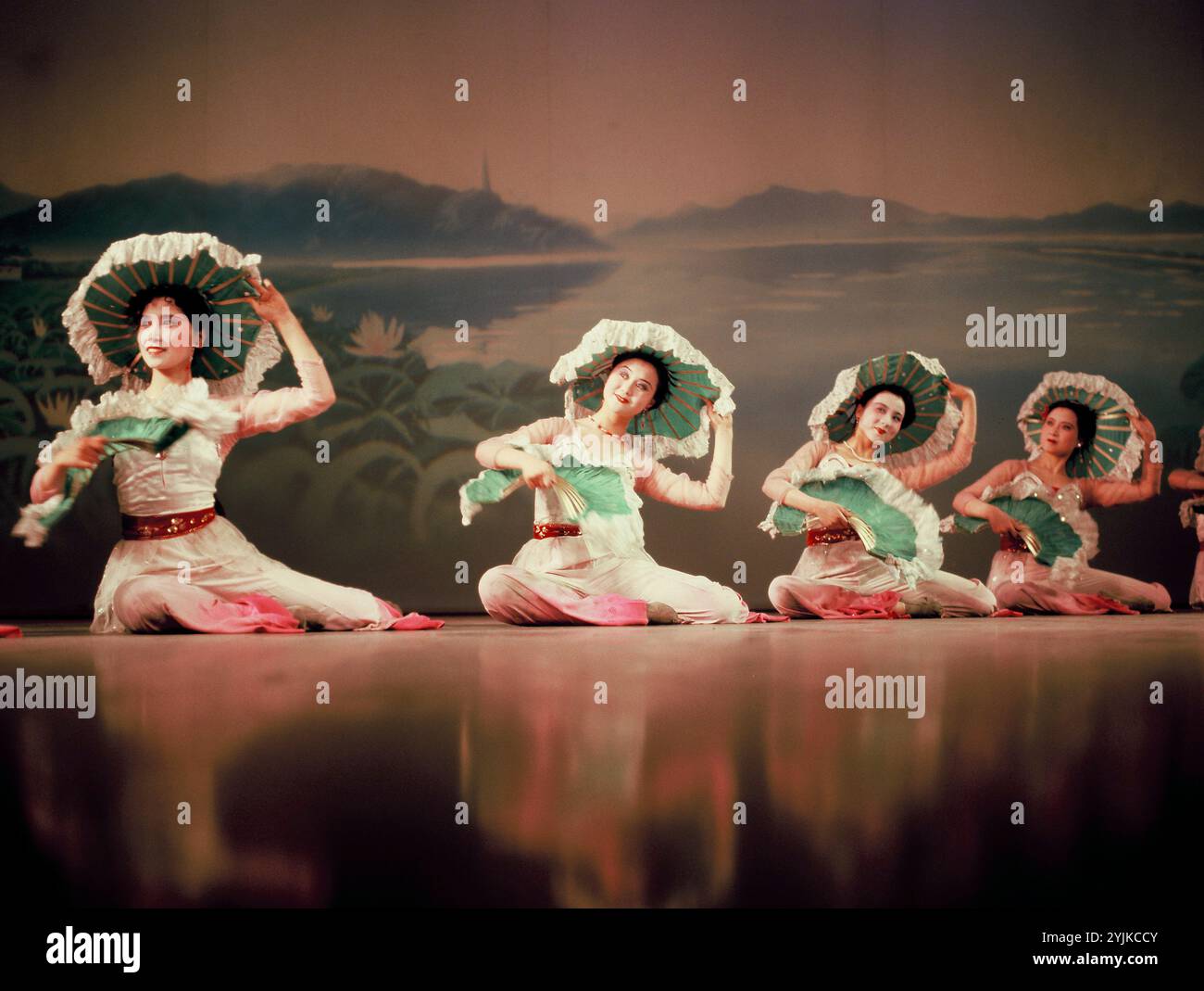 China. Zhejiang. Konzert in Hangzhou. Tänzerinnen auf der Bühne. Stockfoto
