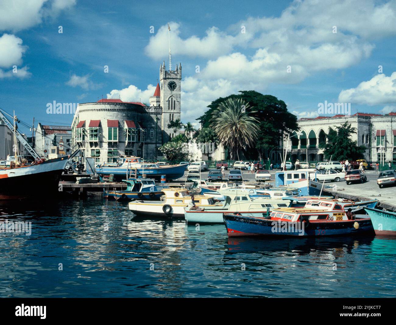 Barbados. Bridgetown. Die Careenage. Boote liegen im Hafen. 1980er Jahre Stockfoto