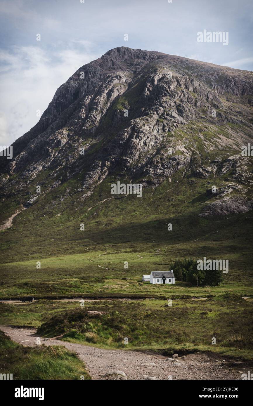 Isoliertes Haus in der weiten Wildnis von Glencoe, Schottland Stockfoto