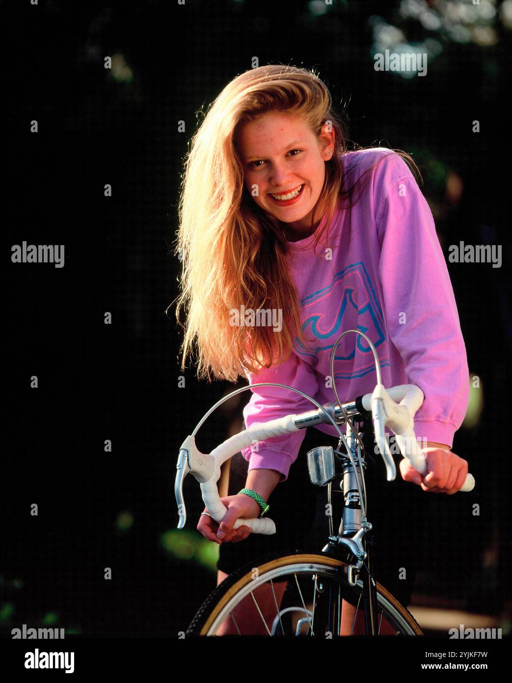 Jugendliche junge Frau. Draußen auf ihrem Fahrrad im Park. Stockfoto