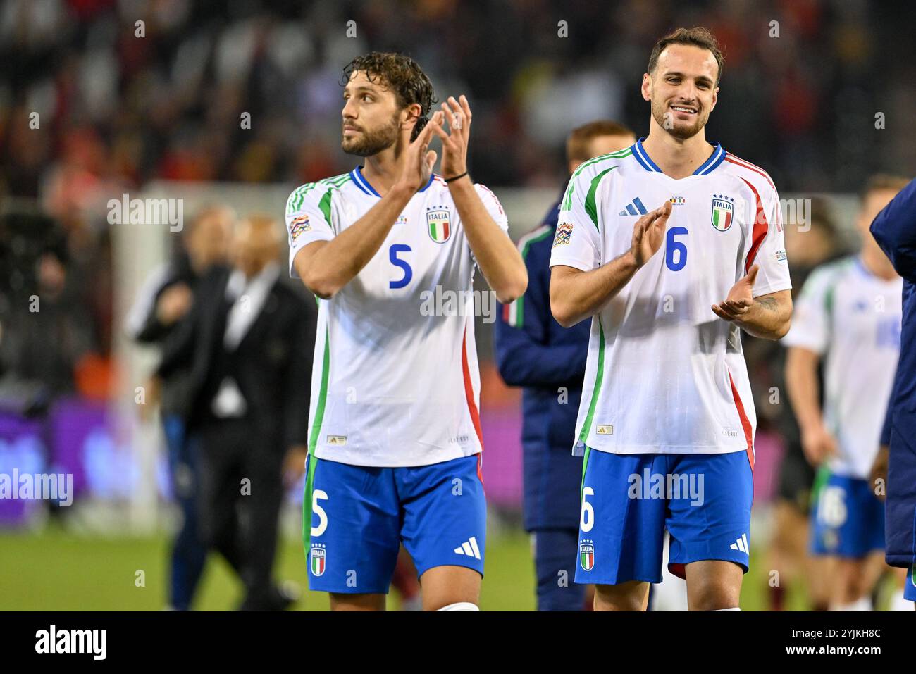 Brüssel, Belgien November 2024. Manuel Locatelli (5) aus Italien und Federico Gatti (6) aus Italien danken den Fans nach einem Fußballspiel zwischen den belgischen Nationalmannschaften, den Red Devils und Italien, genannt Azzurri im fünften Spiel der Gruppe A2 in der UEFA Nations League, am Donnerstag, den 14. November 2024 in Brüssel, Belgien. Foto-Isosport | David Catry Credit: Sportpix/Alamy Live News Stockfoto