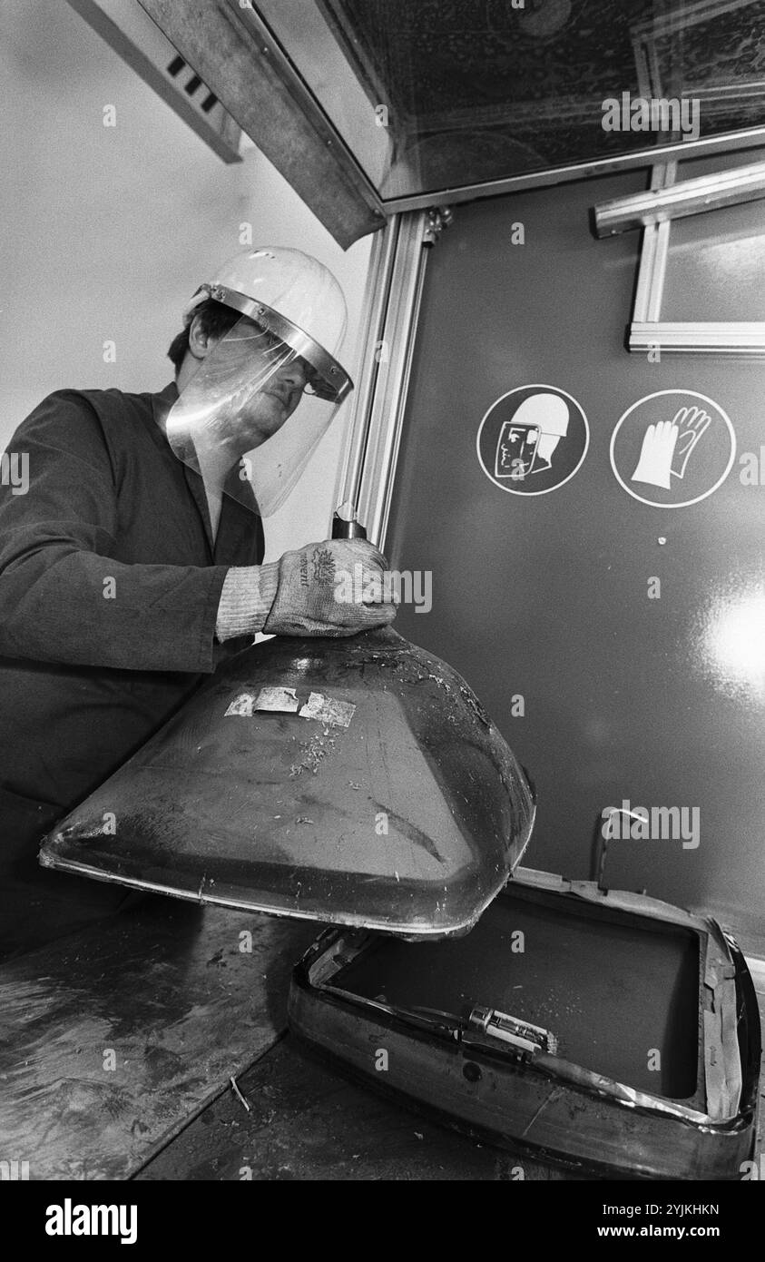 Elektroschrott Recycling 02.01.1995, Chemnitz, Jagdschänkenstraße 17, Verein zur Integration psychosoziale behinderter Menschen, auf dem Gelände der Envitronic Metallrecycling GMBH zerlegen jetzt 23 Behinderte alte Elektrogeräte. Bürger aus Chemnitz können hier Elektromüll kostenlos abreisen. Eine Million läst sich die Stadt Chemnitz das Projekt Kosten. *** Elektroschrott-Recycling 02 01 1995, Chemnitz, Jagdschänkenstraße 17, Verein zur Integration psychosoziale behinderter Menschen, auf dem Gelände der Envitronic Metallrecycling GMBH, demontieren jetzt 23 Behinderte alte Elektrogeräte Stockfoto