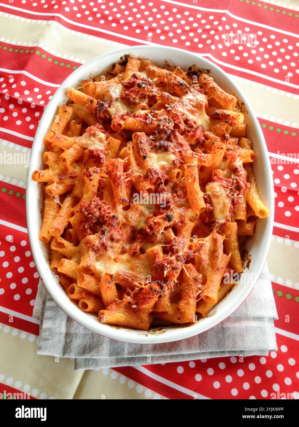 Rigatoni al Forno, ein typisch italienisches Pastagericht mit gebackener Pasta, Tomatensauce und geschmolzenem Mozzarella-Käse, für ein angenehmes und aromatisches Ambiente Stockfoto