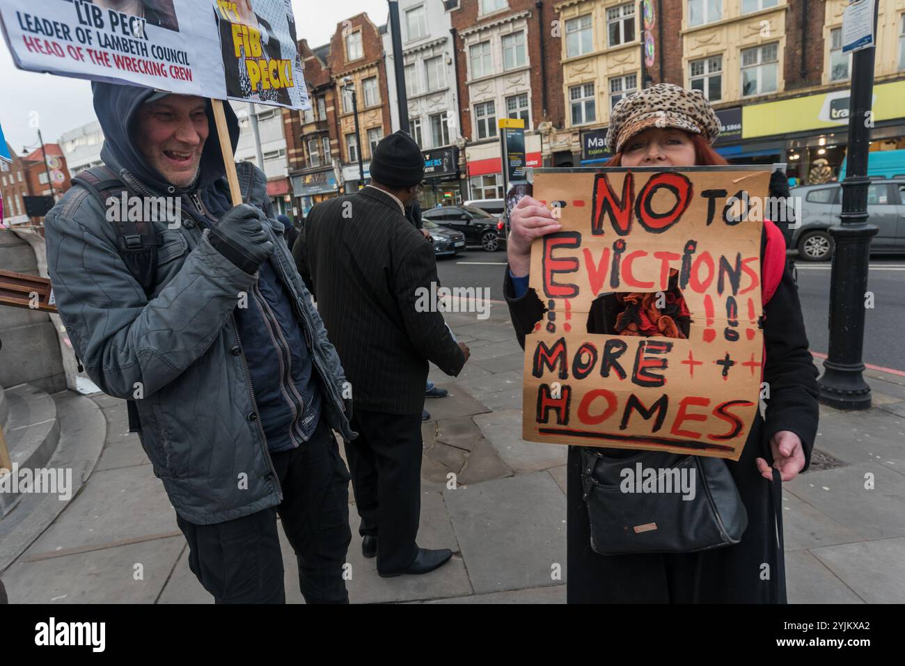 London, Großbritannien. Dezember 2017. Eine von Ann Plant Nachbarn spricht bei der Mahnwache und Protest im Rathaus von Lambeth zu Ehren der Cressingham Gardens-Residentin und führenden Aktivistentin, die im Dezember 2016 an Krebs starb und ihre letzten Monate immer noch damit verbrachte, den Abriss ihres Hauses und ihrer Gemeinde durch den rat zu verhindern. Lambeth plant ein skrupelloses Programm zur Realisierung des Vermögenswertes ihrer Ländereien, was dazu führt, dass viele Anwohner aus der Gegend vertrieben werden. Neben der Umsetzung dieses Programms der sozialen Säuberung ist auch die Umsetzung des Programms der sozialen Säuberung Stockfoto