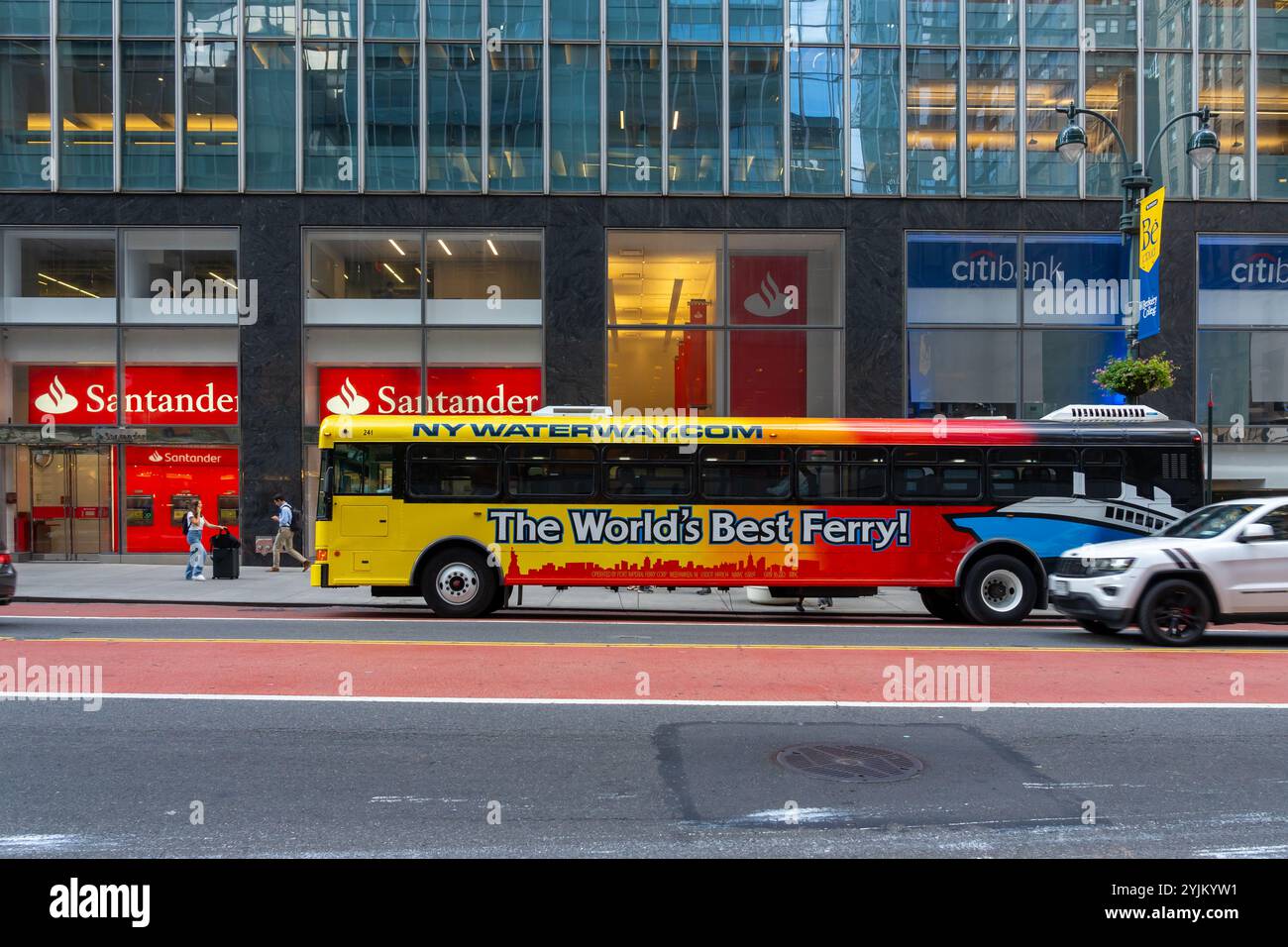 Ein NY Waterway-Bus auf der Straße in New York City, USA. Stockfoto