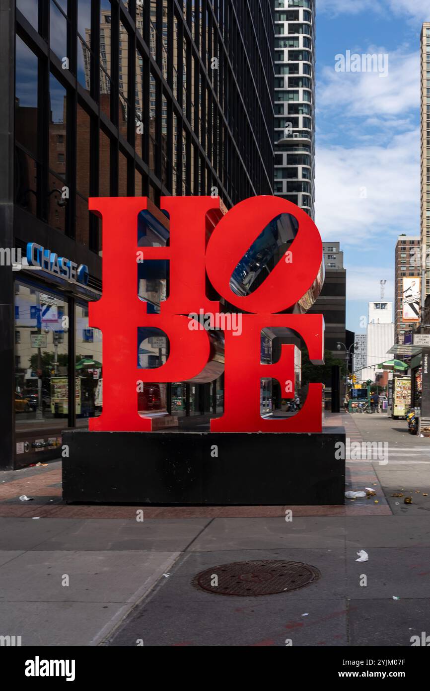 New York City, NY, USA - 20. August 2022: Pop-Art-Skulptur „Hope“ von Robert Indiana an der 53rd Street in New York City, NY, USA Stockfoto