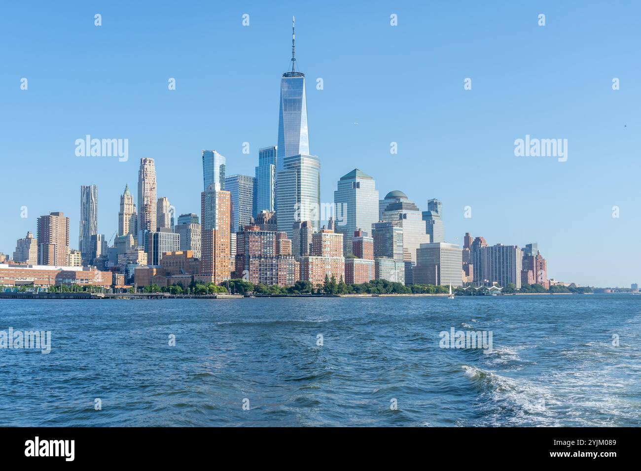 Skyline von Downtown Manhattan von einem Boot aus gesehen. New York City, USA. Stockfoto