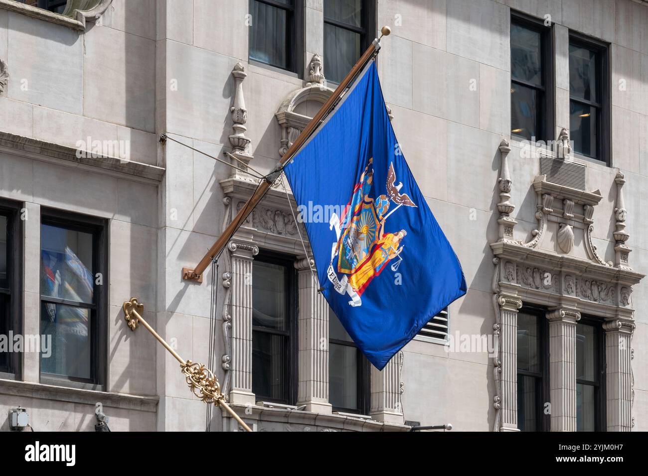 Flagge des Staates New York auf dem Gebäude in New York City, NY, USA Stockfoto