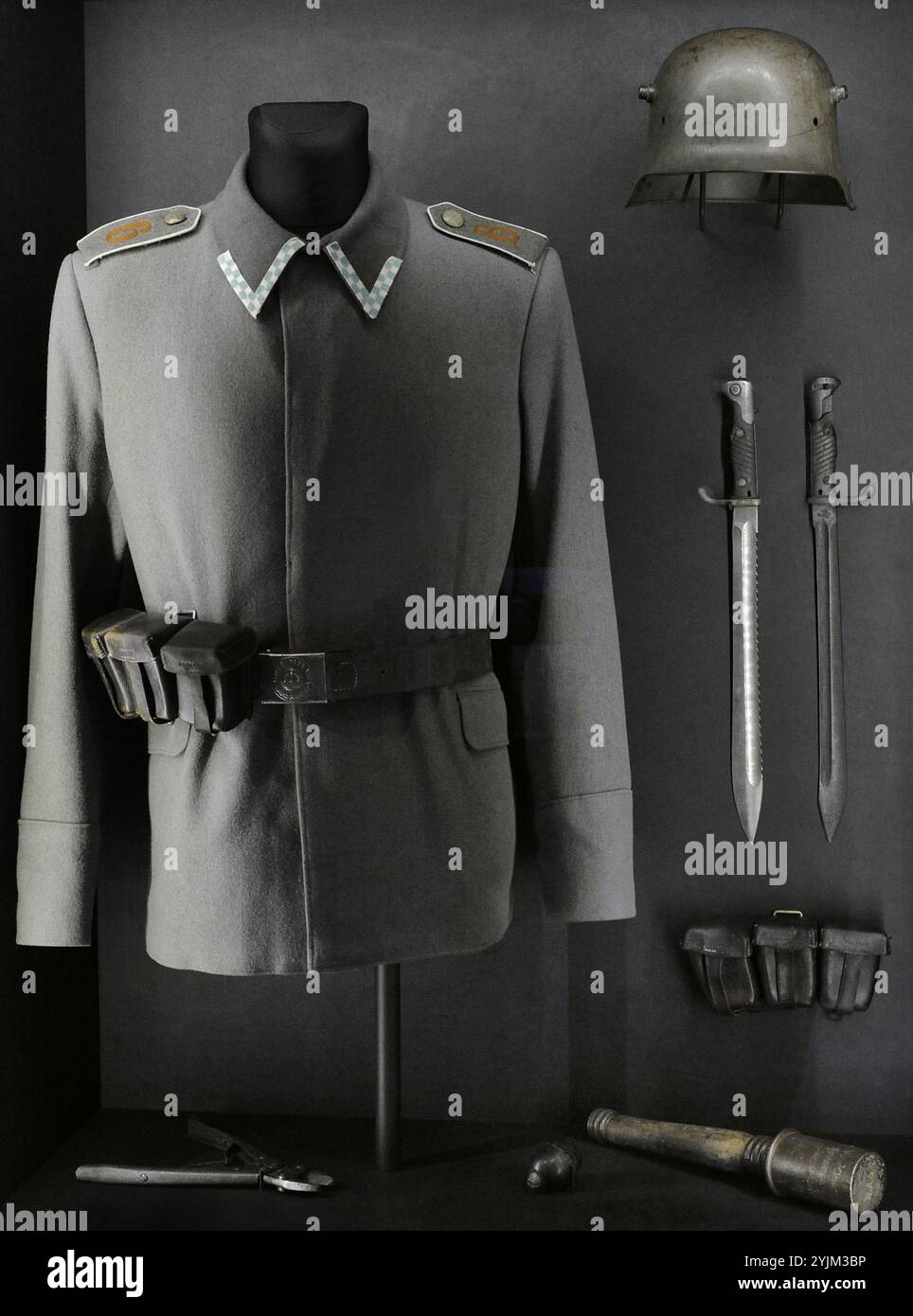 Erster Weltkrieg (1914-1918). Deutsches Reich (1871-1918). Von links nach rechts, von oben nach unten: Soldatenuniforme der bayerischen Sturmtruppeneinheiten der Bundeswehr, Drahtschneider der Deutschen Armee, Helm M16, Bajonette M98/05 mit und ohne entferntem Sägeband (Deutschland), Munitionstasche der deutschen Armee und Handgranate M1917 Stielhandgranate 17, Deutschland. Lettisches Kriegsmuseum. Riga. Lettland. Stockfoto