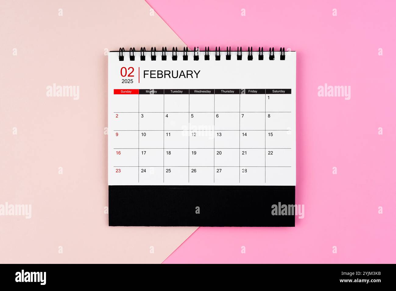 Schreibtischkalender Februar 2025 auf rosafarbenem Hintergrund. Seite des jährlichen Monatskalenders für Ihren Plan. Stockfoto