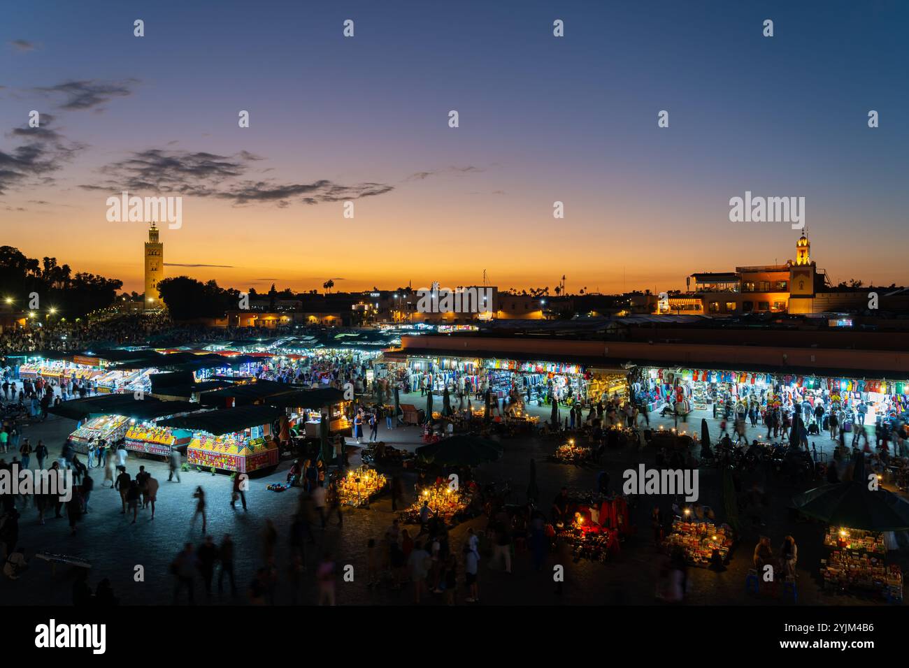 Blick von oben auf den Platz Jemaa el Fnaa in der Dämmerung in Marrakesch, Marokko. Stockfoto