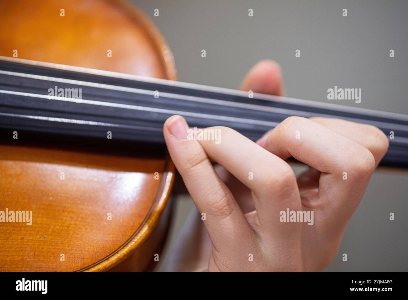 Spielen Sie mit der linken Hand Geige. Korrekte Positionierung von Hand und Fingern auf einem Musikinstrument Stockfoto