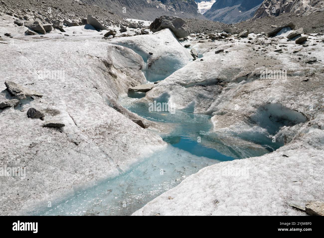 Details des Gletscherbachs auf dem Gletscher Mer de Glace. Stockfoto