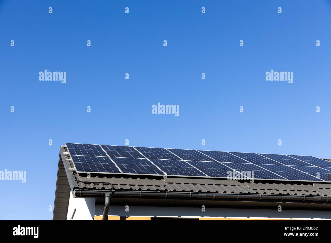 Saubere alternative Energie im Naturkonzept, nachhaltige Ressourcen. Modernes Haus mit Solarpanel Stand-alone Photovoltaik-Anlage auf Househ Stockfoto