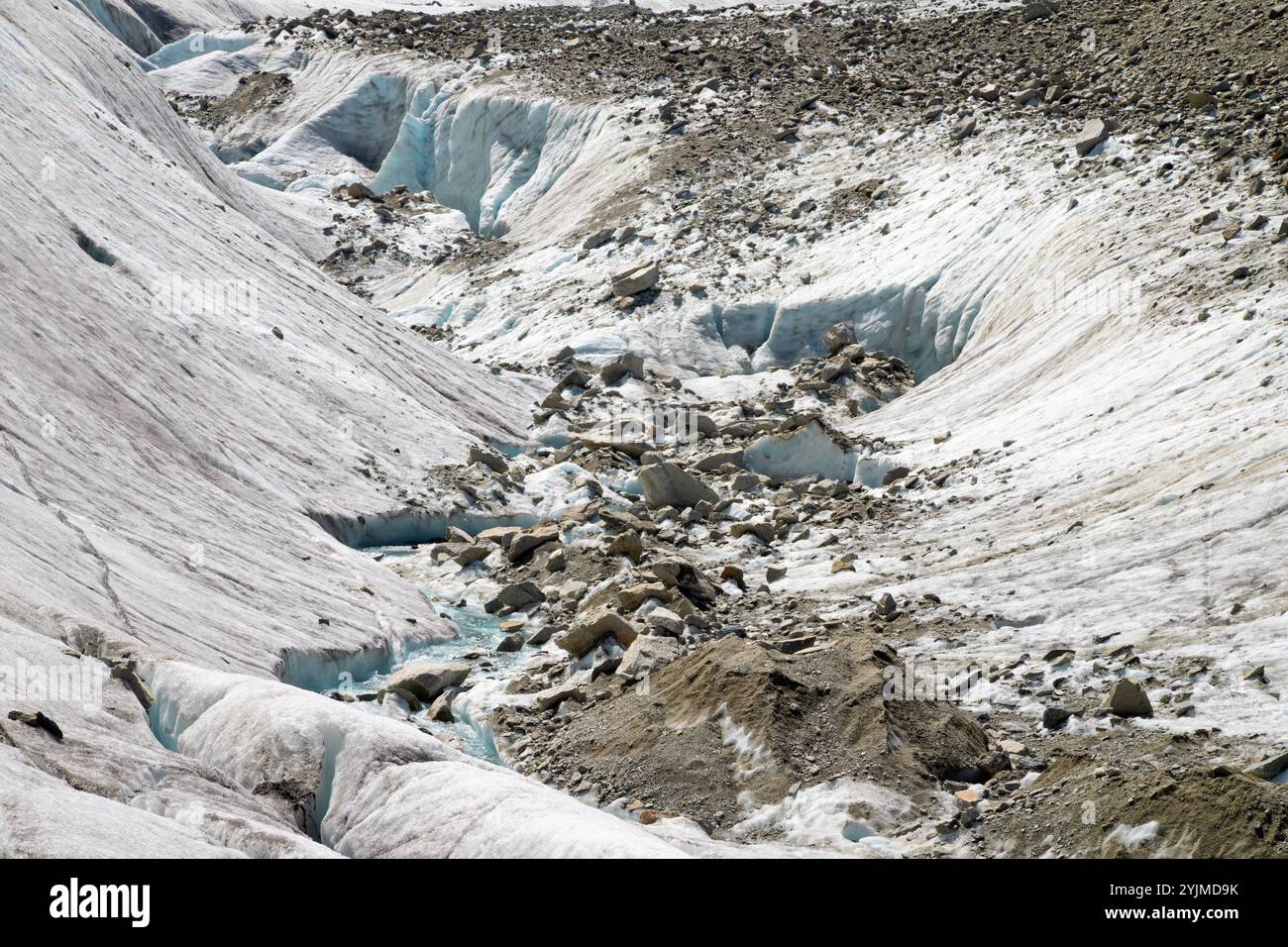 Details des Gletscherbachs auf dem Gletscher Mer de Glace. Stockfoto