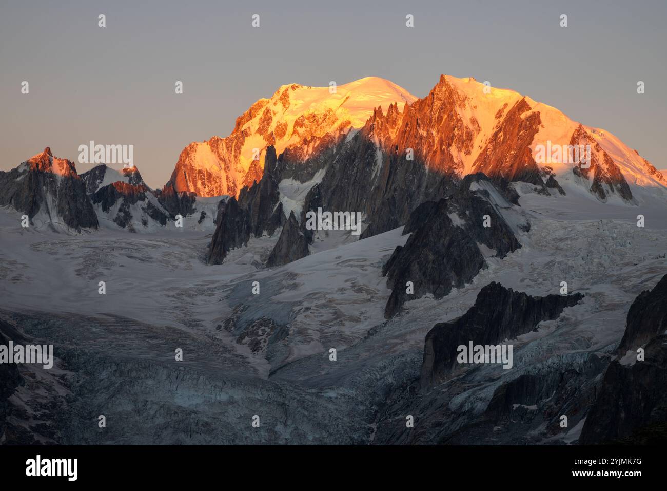 Das Mont Blanc-Massiv im Morgenlicht. Stockfoto