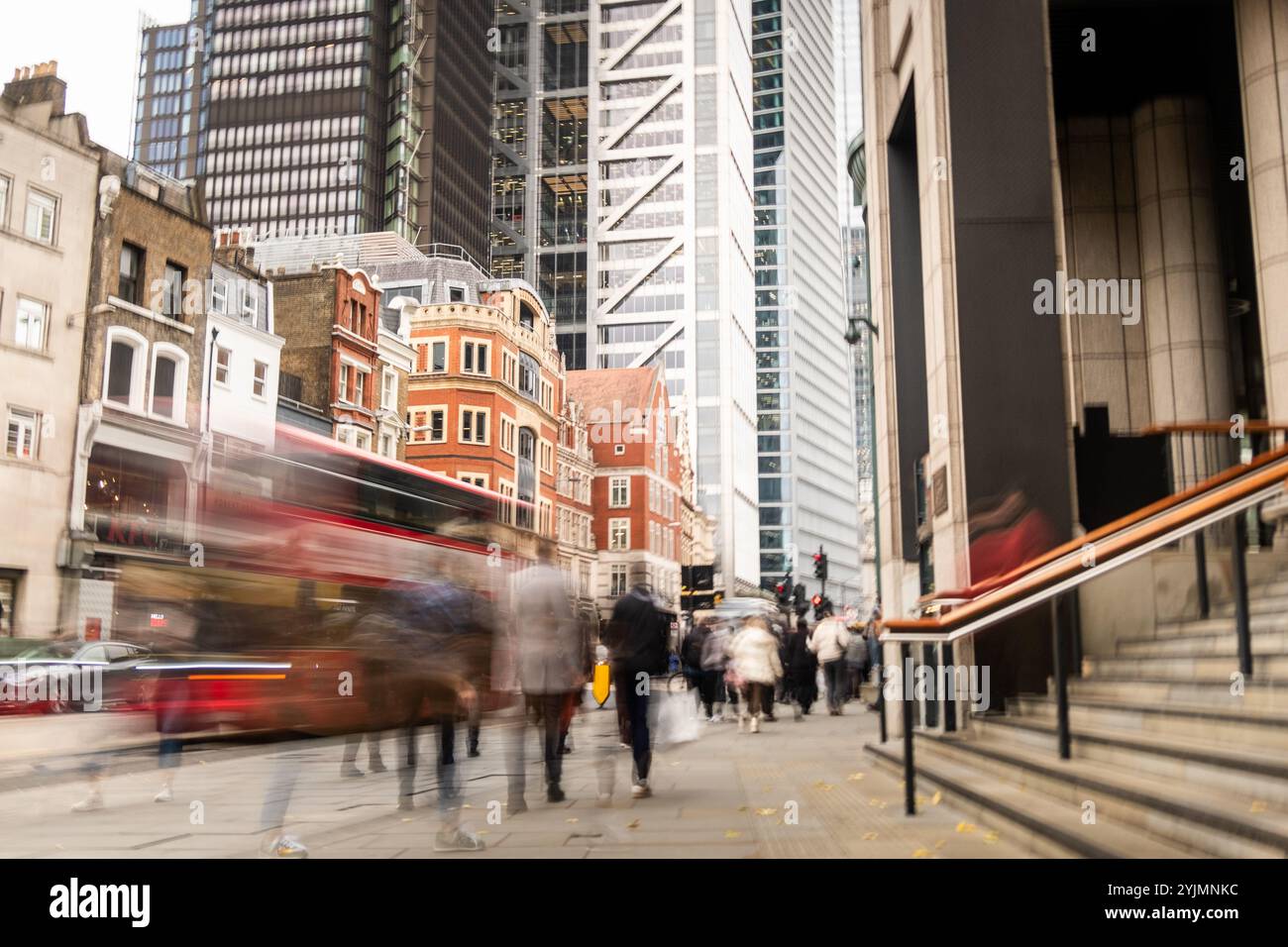 Die Londoner Straßenszene mit Finanzgebäuden und Bewegungen verwischte die Menschen Stockfoto