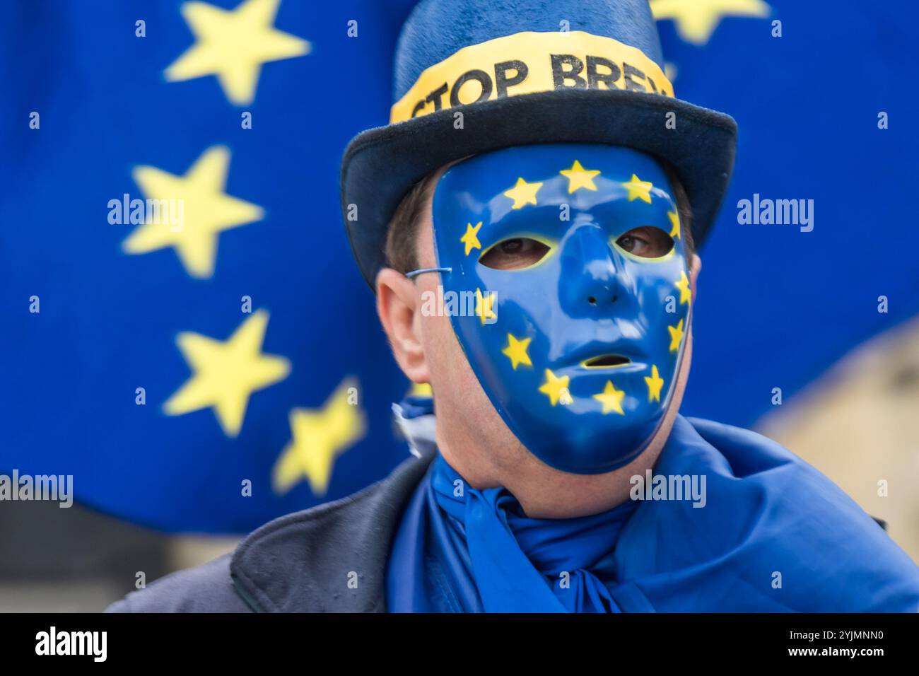 London, Großbritannien. 22. November 2017. Die Proteste vor dem Parlament gegen den Brexit wurden am Budgettag fortgesetzt, mit einigen neuen Slogans für diesen Anlass, "What's the Budget for Brexit" und "Brexit Spreads Sheet Everywhere", ein Verweis auf den Spitznamen des Kanzlers "Spreadsheet Phil". Neben den europäischen Flaggen haben sie auch die Unionsflaggen auf dem Kopf, die traditionell ein Zeichen der Not sind, wenn auch eher diskret. Kurz dazu gesellte sich der politische Künstler Kaya Mar mit seinem Bild des Kanzlers, der auf einer schwimmenden Mine sitzt und mit seinem Computer eine sinkende Theresa May hochhält, während das britische Schiff im Hintergrund sinkt Stockfoto