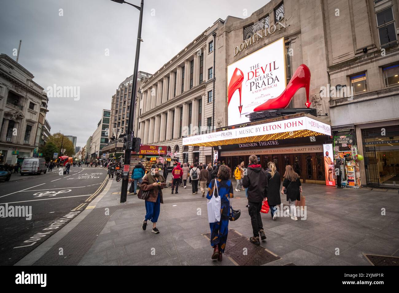 LONDON, 14. NOVEMBER 2024: The Devil trägt Prada Musical im Dominion Theatre an der Tottenham Court Road West End Stockfoto