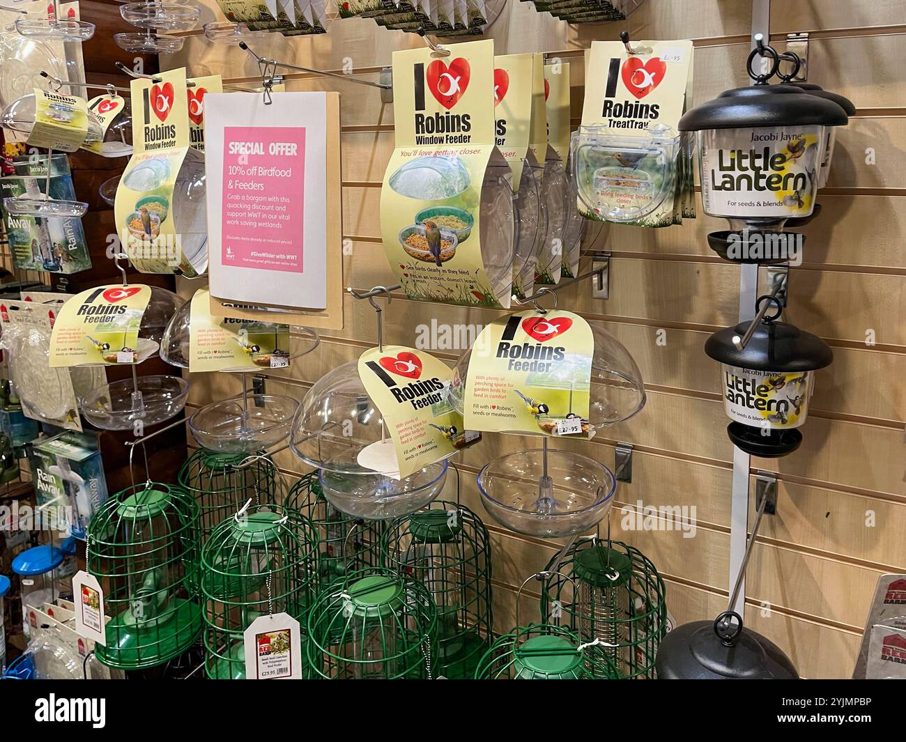 Farbenfrohe Artikel und Geschenke zum Verkauf in einem Wildlife Center Shop - Smartphone-aufgenommenes Stockfoto