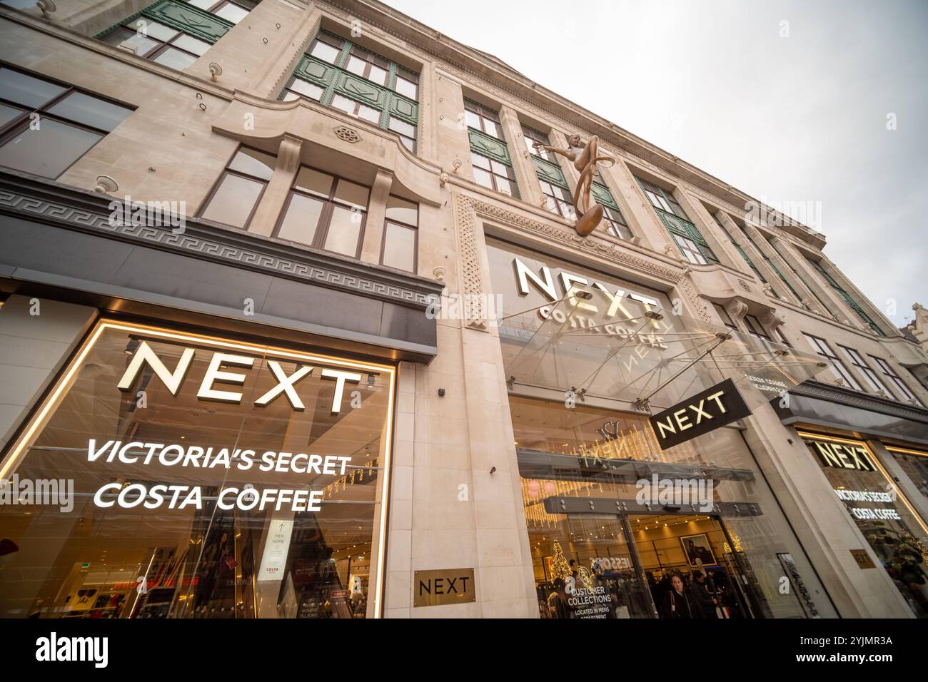 LONDON, 14. NOVEMBER 2024: Der nächste Flagship Store und Motion verschwimmen die Käufer auf der Oxford Street, einem Wahrzeichen des Einzelhandels Stockfoto