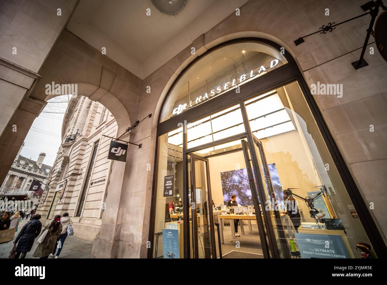 LONDON, 14. NOVEMBER 2024: DJI Hasselblad Store in der Regent Street. Kamera- und Drohnengeschäft Stockfoto