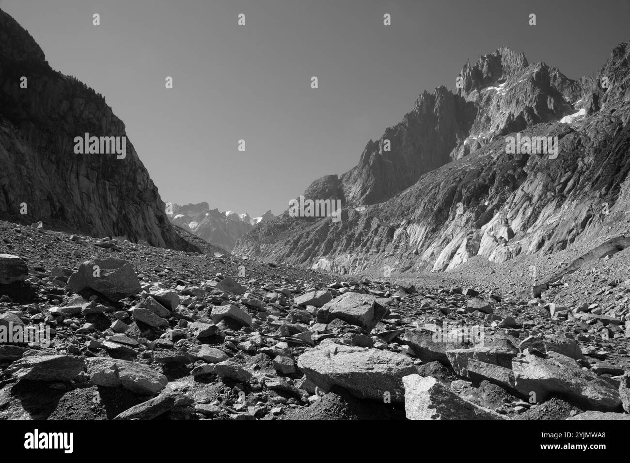 Der Gletscherbach auf dem Gletscher Mer de Glace mit den Aiguiles Towers und Garand Jorasses im Hintergrund. Stockfoto