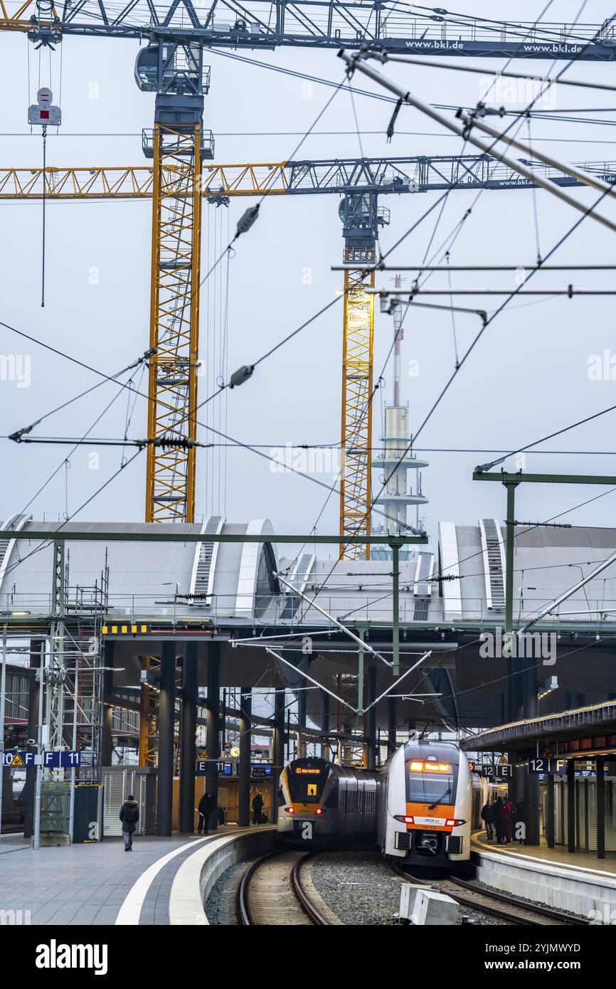 Modernisierung des Duisburger Hauptbahnhofs, die Bahnsteige der 13 Gleise werden erneuert, 2 Bahnsteige sind bereits fertig, die alten Flachdächer Stockfoto
