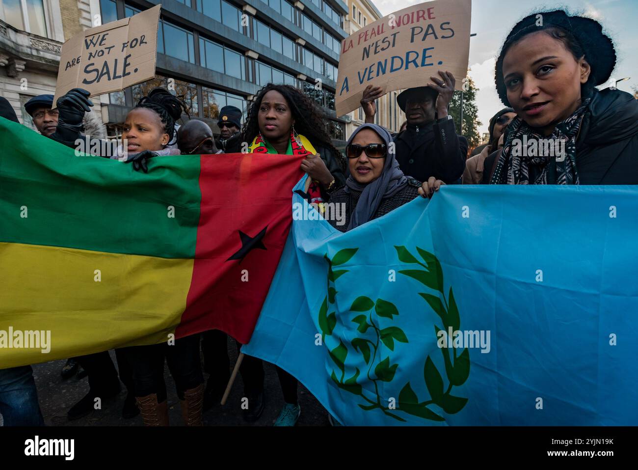 London, Großbritannien. November 2017. Glenroy Watson vom Global African Congress und RMT spricht bei dem Protest vor der libyschen Botschaft, der die libysche Regierung auffordert, den Sklavenverkauf von Afrikanern dort zu beenden. Der Protest folgt Berichten und Videos seit April dieses Jahres, die die schrecklichen Auktionen zeigen, die dort stattfinden, wo Schwarzafrikaner als Sklaven verkauft werden. Die von den EU-Behörden, die mit Libyen zusammenarbeiten, gegen die Migration über das Mittelmeer vorgegangen und Migrantenboote abgefangen und nach Libyen zurückgezogen werden, hat zu einem unmenschlichen Zustand mit Around geführt Stockfoto